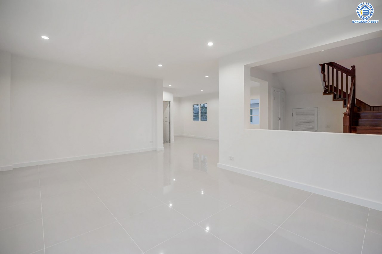 บ้านมือสองตกแต่งใหม่ โครงการ ราชพฤกษ์ บางบอน4 ตกแต่งหรูหรา เนื้อที่ 100.5 ตร.ว. ฟังก์ชัน 3 ห้องนอน 3 ห้องน้ำ จอดรถได้ 2 คัน พื้นที่ใช้สอย 343.94 ตร.ม. บนทำเลศักยภาพ เชื่อมต่อหลายเส้นทาง ใกล้เดอะมอลล์บางแค จุดขึ้นทางด่วน "พระราม2" และรถไฟฟ้าสายสีน้ำเงิน "สถานีหลักสอง"